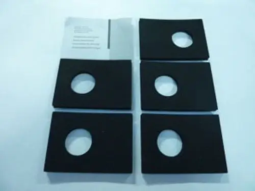 Schwarze Dichtungen mit kreisförmigen Ausschnitten, angeordnet in einer Matrix, daneben eine Anleitung. Produkt von Remeha.
